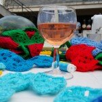 Dernière ligne droite : un apéro et assemblage de noms de femmes en carrés granny